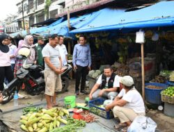 Blusukan ke Pasar Ujung Batu, Abdul Wahid Janji Stabilkan Harga Pasar