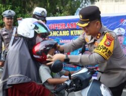 KAPOLRES INHU LANGSUNG BAGIKAN HELM GRATIS DALAM KAMPANYE KESELAMATAN PENGENDARA