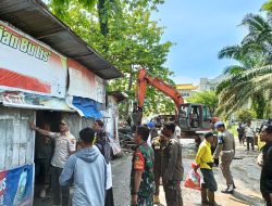 Ganggu Kenyamanan, Bangunan Liar Depan RS Prima di Bongkar Pemko Pekanbaru