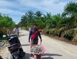 Gotong Royong di Sekeladi Hilir: Pemerintah Desa, Perusahaan, dan Warga Bersatu Perbaiki Jalan Rusak