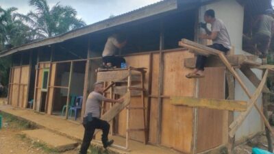 Luar Biasa !! Polres Kampar Turun Langsung Renovasi Kelas Jauh SD Negeri 007 Sungai Agung
